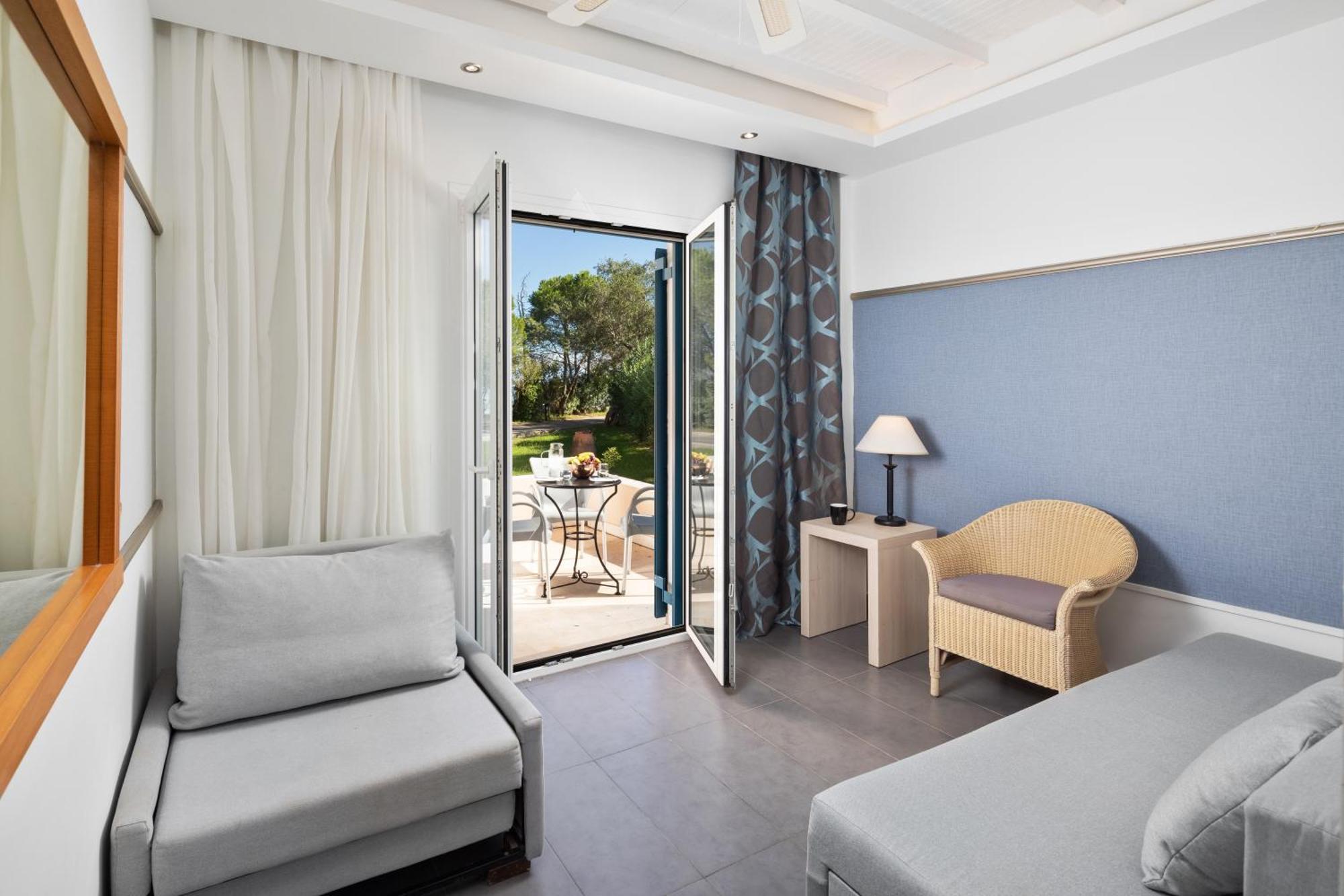 Sentido Apollo Palace Mesongí Eksteriør billede A room at the hotel