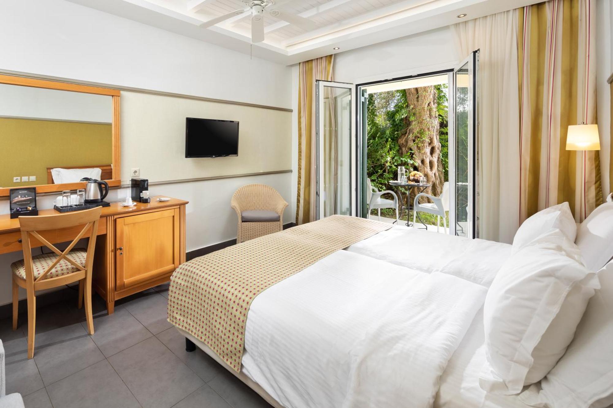 Sentido Apollo Palace Mesongí Eksteriør billede A room at the hotel