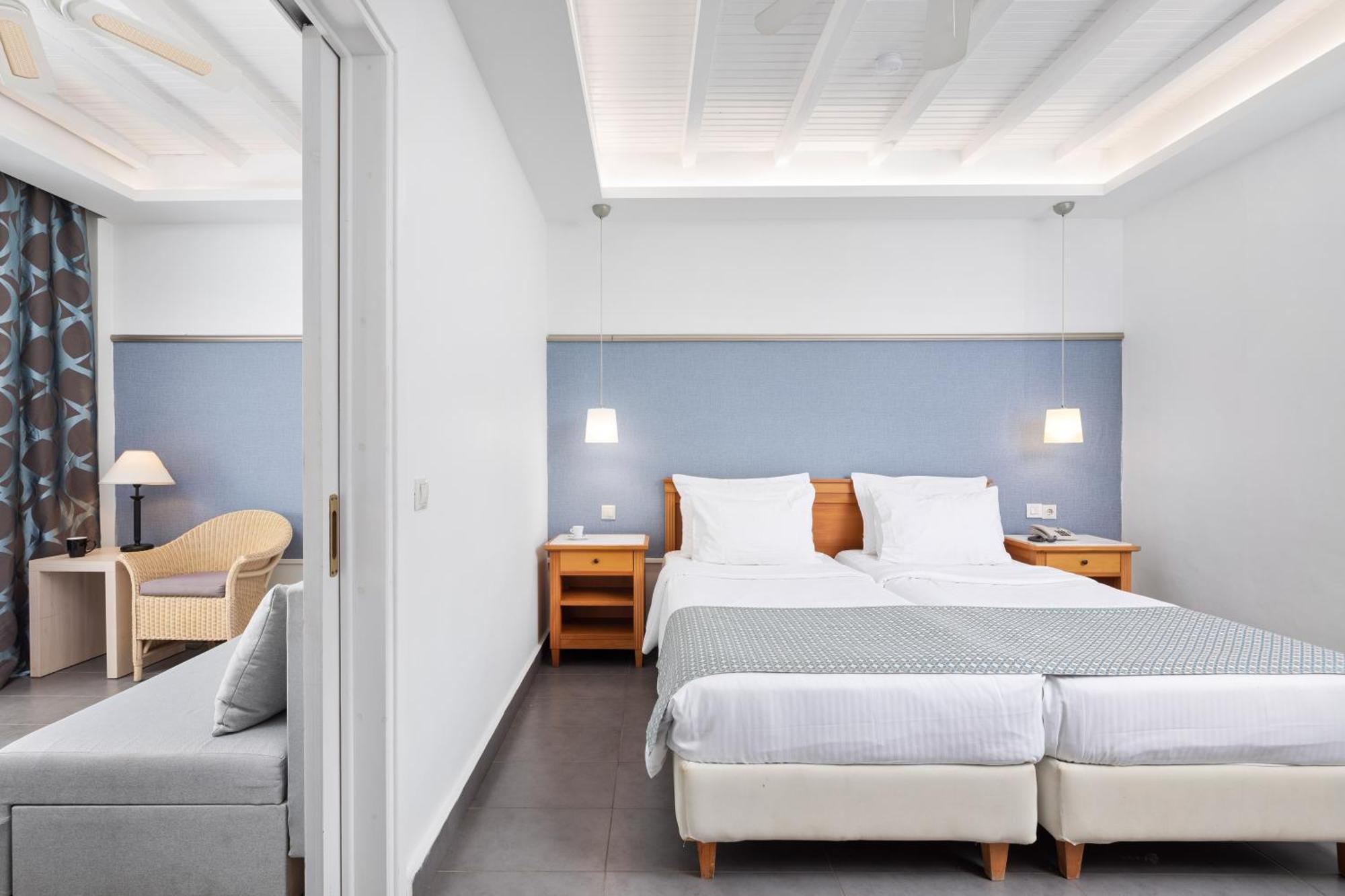 Sentido Apollo Palace Mesongí Eksteriør billede A bedroom at the hotel