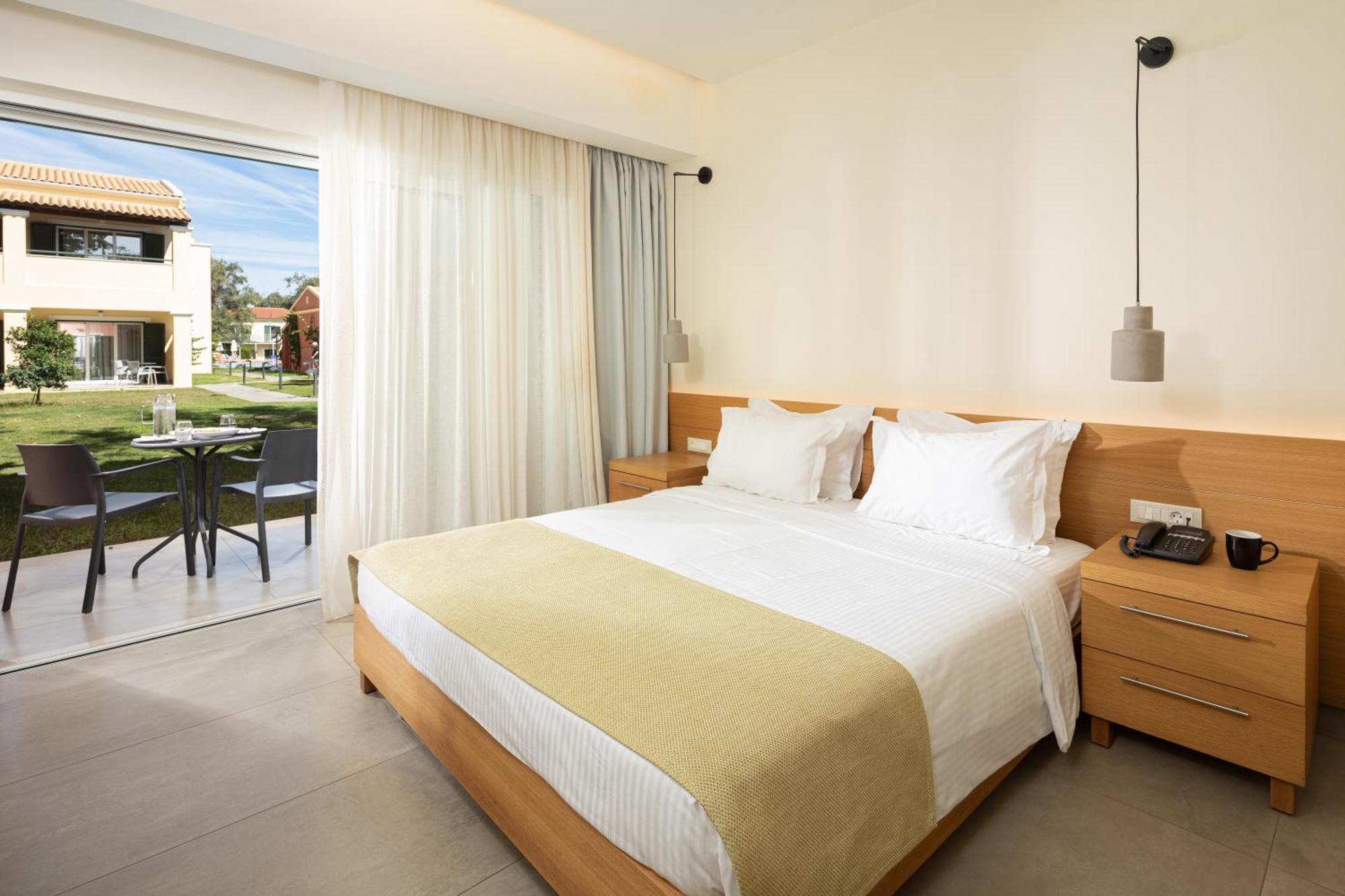 Sentido Apollo Palace Mesongí Eksteriør billede A bedroom at the resort