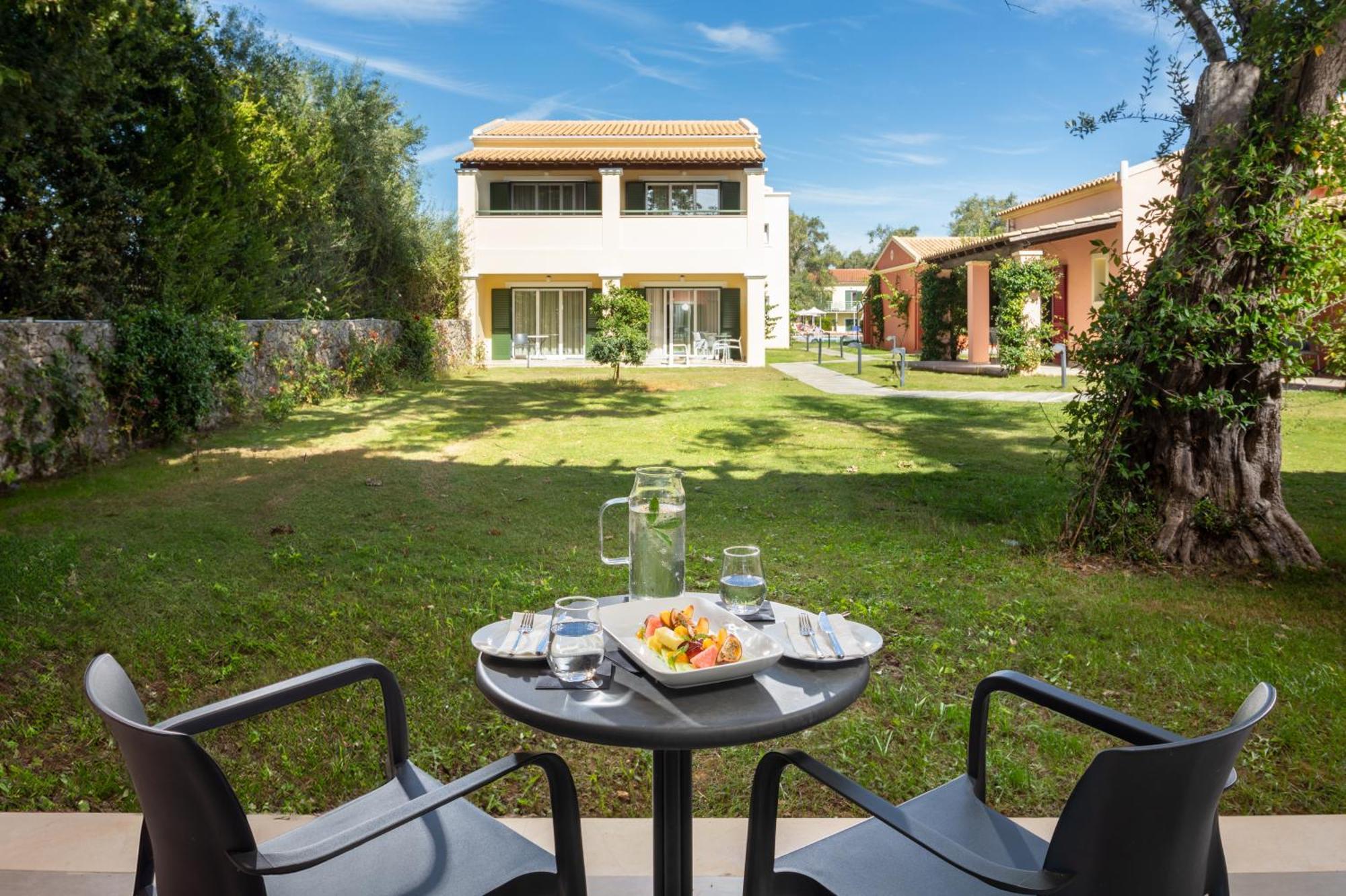 Sentido Apollo Palace Mesongí Eksteriør billede The garden of the hotel